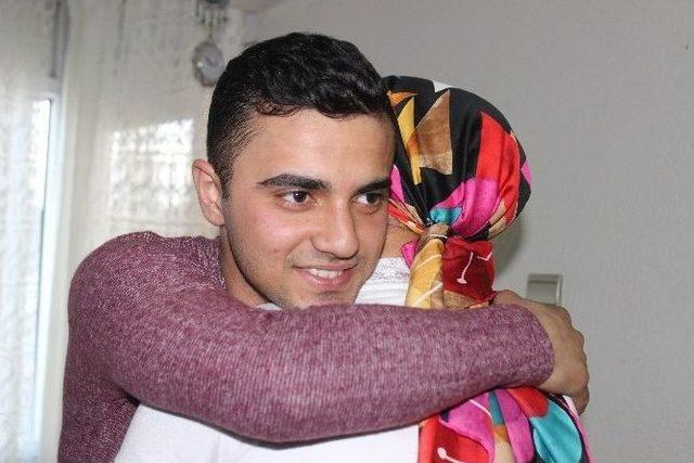 Askerden Habersiz Dönen Genç Yaptığı Sürprizle Ailesini Ağlattı