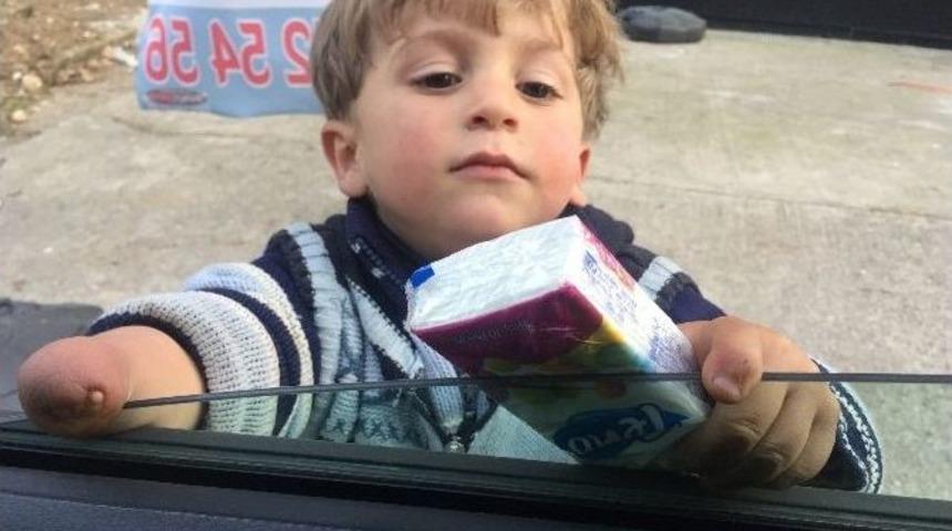 Savaşta Elini Kaybeden K&uuml;&ccedil;&uuml;k H&uuml;seyin Mendil Satıyor