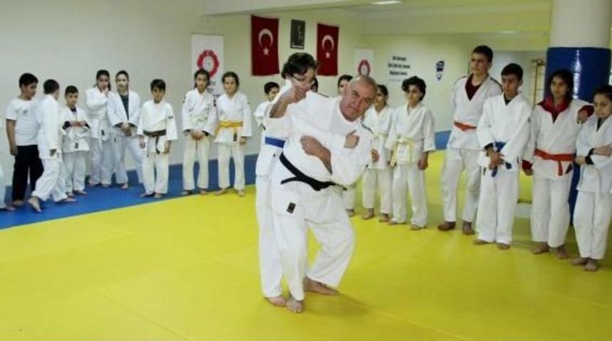 Judo Eğitmeni 46 Yıldır Sporcu Yetiştiriyor