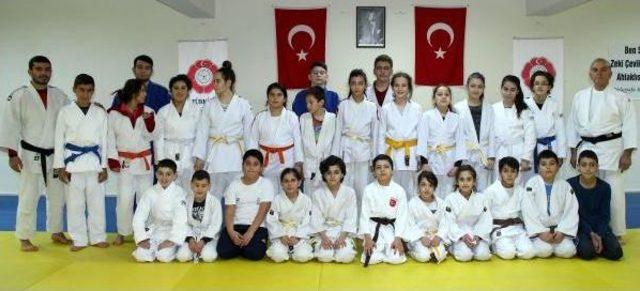 Judo Eğitmeni 46 Yıldır Sporcu Yetiştiriyor