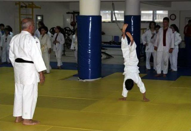 Judo Eğitmeni 46 Yıldır Sporcu Yetiştiriyor