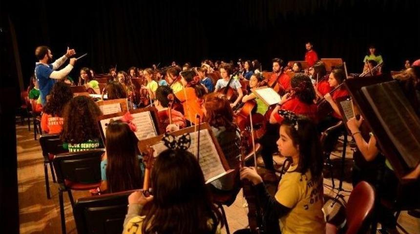 &Ccedil;ocuk Senfoni Orkestrası Bergama&rsquo;da G&ouml;n&uuml;lleri Fethetti