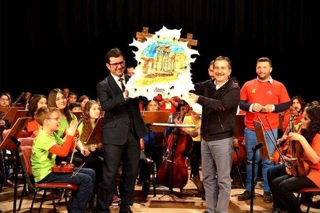 Çocuk Senfoni Orkestrası Bergama’da Gönülleri Fethetti