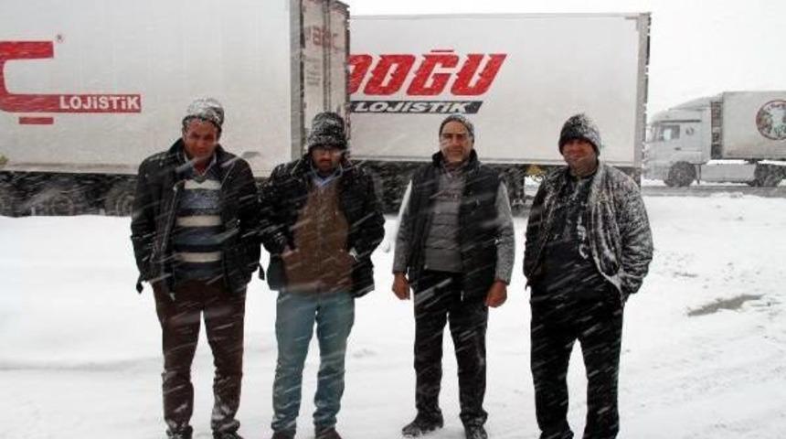 Onlarca Tır, Kar Yağışının Kapattığı Yolda Mahsur