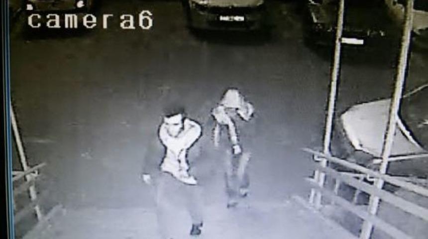 Apartmandaki Ayakkabıların &Ccedil;alınması G&uuml;venlik Kamerasında