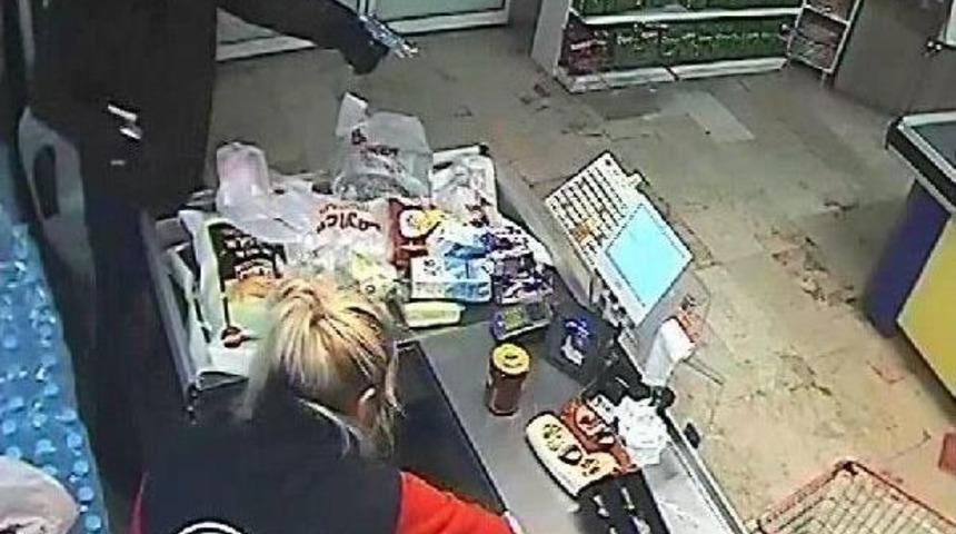 Silahlı Soyguncu, Montunun Kolundaki Yırtıktan Yakalandı