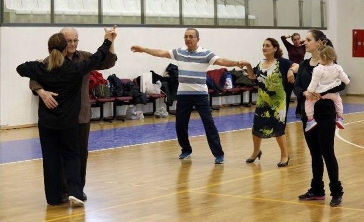 60 Yaş Üstü Dansta Rakip Tanımıyorlar G1