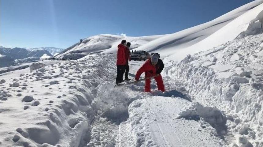Hakkari&rsquo;de Kayak Merkezi Yoluna &Ccedil;ığ D&uuml;şt&uuml;