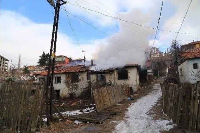Ankara’da Metruk Binada Yangın