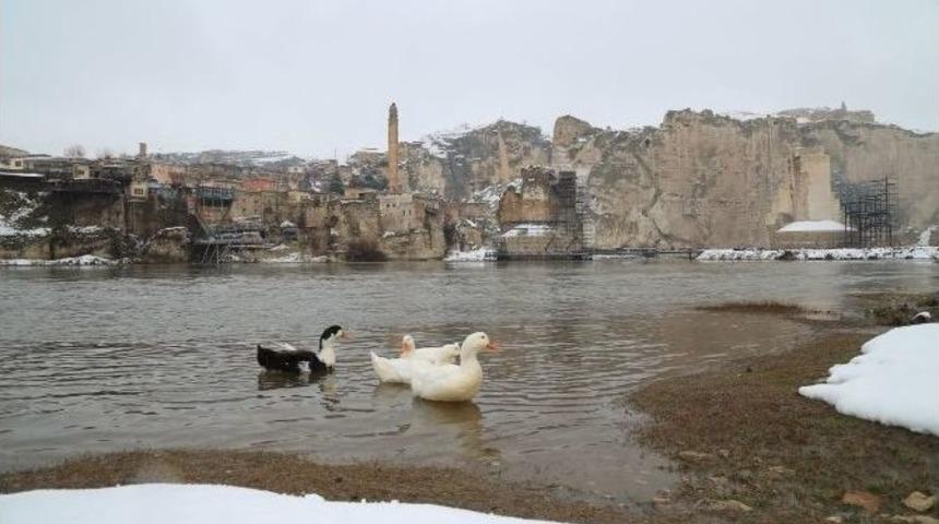 Kar, Tarihi Hasankeyf&rsquo;i Beyaza B&uuml;r&uuml;d&uuml;