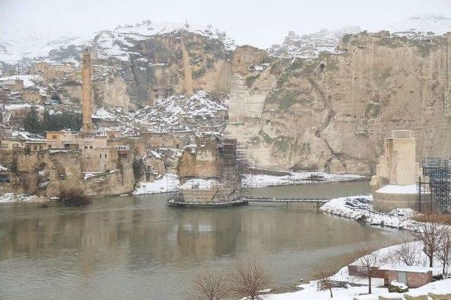 Kar, Tarihi Hasankeyf’i Beyaza Bürüdü