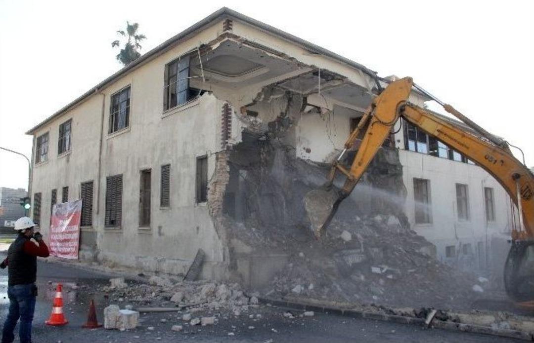 Eski Adana Orduevi&rsquo;nin Yıkımına Başlandı