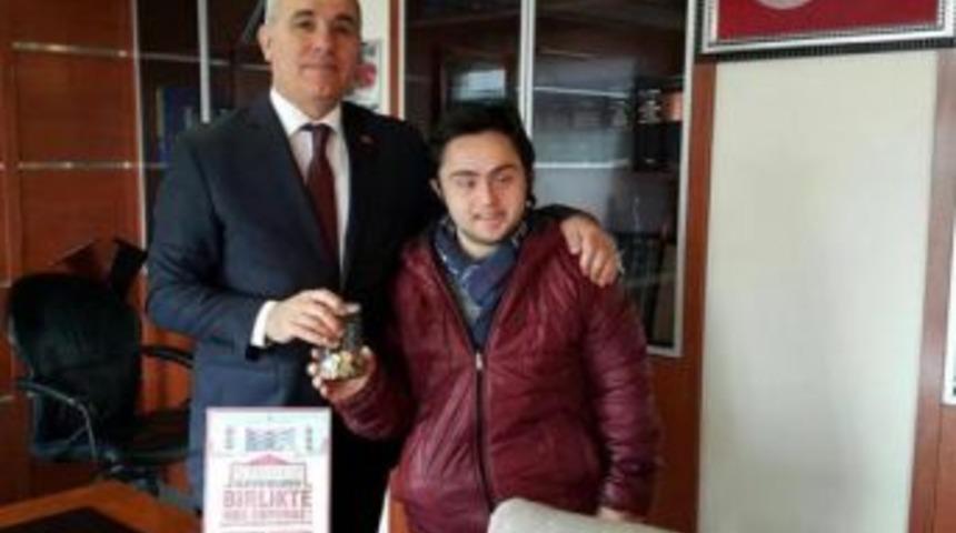 Down Sendromlu &Ouml;zg&uuml;r, Har&ccedil;lıklarını Okula Bağışladı