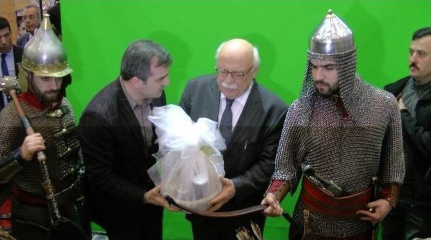 Bakan Avcı, Ak&ccedil;akoca Standını Gezdi