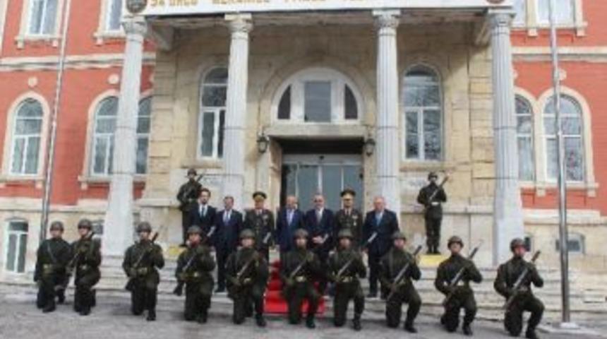 Milli Savunma Bakanı Işık, Edirne Garnizon Komutanlığını Ziyaret Etti