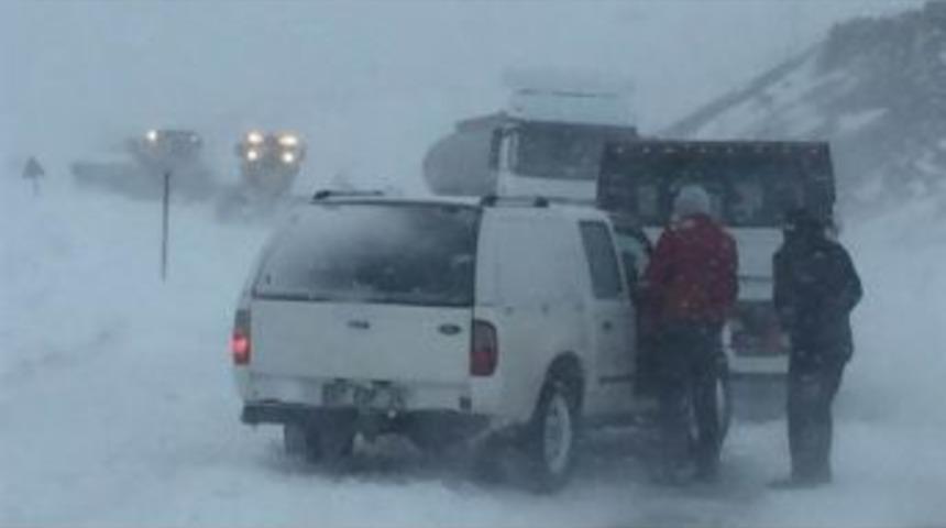 Van B&uuml;y&uuml;kşehir Belediyesinden Mahsur Kalanlara Sıcak Yemek