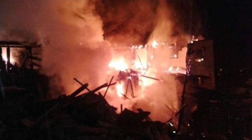 İki Katlı Ahşap Evde Yangın &Ccedil;ıktı