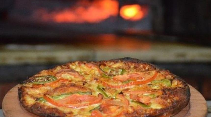 Malatyalı İşletmecinin Patentini De Aldığı &rsquo;balıklı Pizza&rsquo; İlgi G&ouml;r&uuml;yor