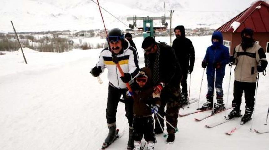 Kom&uuml;nist Partili Başkan Ve Ovacıklılar'ın Kayak Keyfi