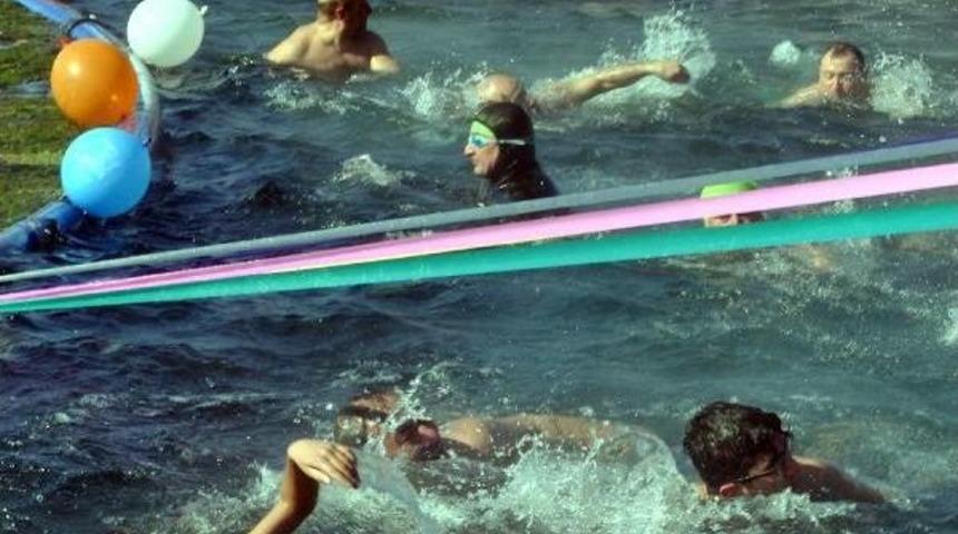 Eksi 7 Derecede Suya Girip Yarıştılar