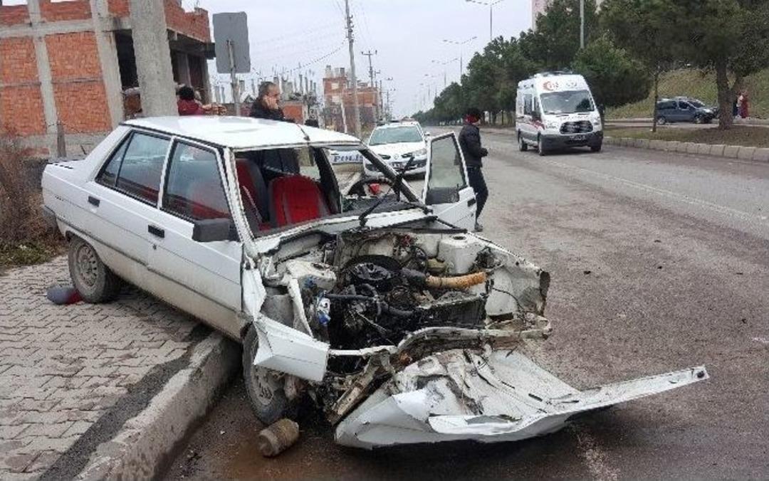 Otomobil Ağaca &Ccedil;arptı: 1&rsquo;i Ağır 2 Yaralı