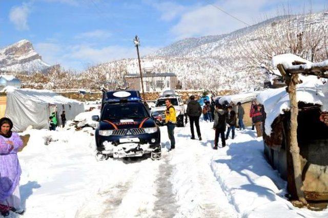 Yolu Kardan Kapanan Köydeki Hasta Çocuk Paletli Ambulansla Kurtarıldı