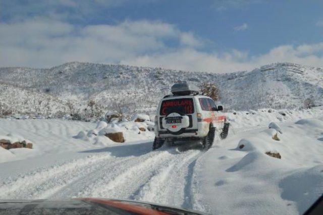 Yolu Kardan Kapanan Köydeki Hasta Çocuk Paletli Ambulansla Kurtarıldı