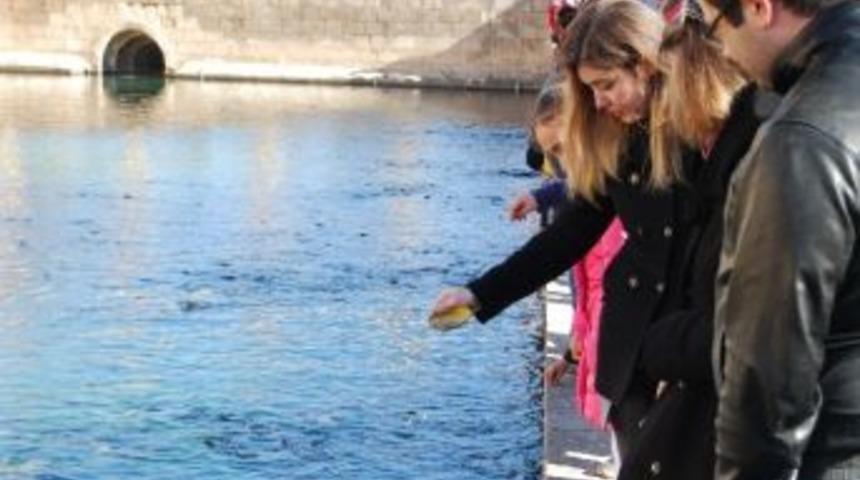 Vatandaşlar G&uuml;neşli Havanın Tadını Balıklıg&ouml;l&rsquo;de &Ccedil;ıkarıyor