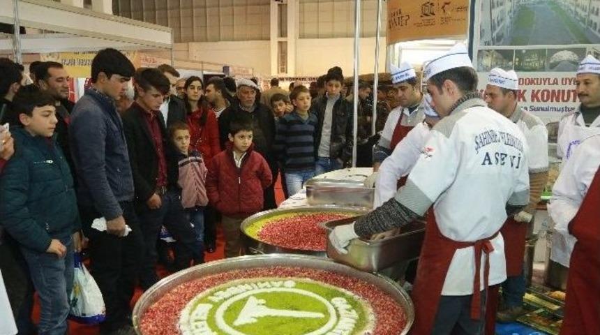 Fuardaki Belediye Standında &Ccedil;i&ccedil;ek Ve Aşure Dağıtıldı