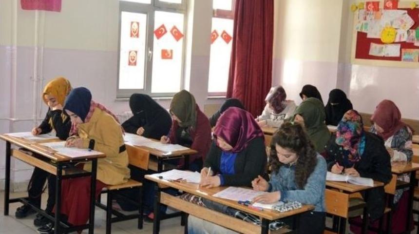 Gaziantep’te Umre Ödüllü Siyer Sınavına 8 Bin Kişi Katıldı