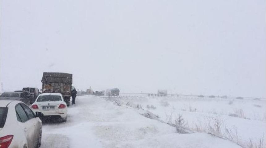 Kop Dağı&rsquo;nda Buzlanma Ulaşımda Aksaklıklara Yol A&ccedil;ıyor