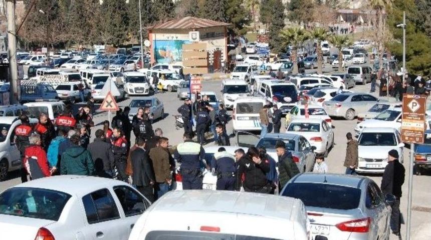 D&uuml;ğ&uuml;n Konvoyunda Pkk&rsquo;yı Simgeleyen Bez Par&ccedil;ası Taşıyanlara M&uuml;dahale