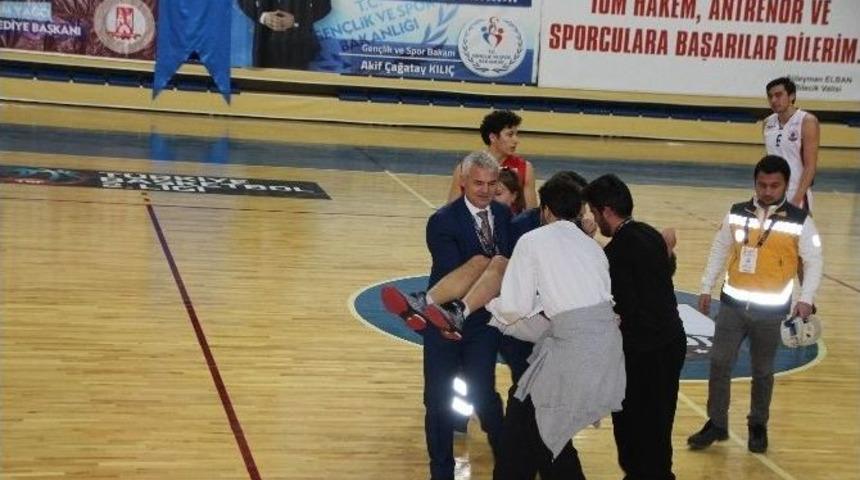 Sakatlanan Oyuncuyu Karga Tulumba Taşıdılar