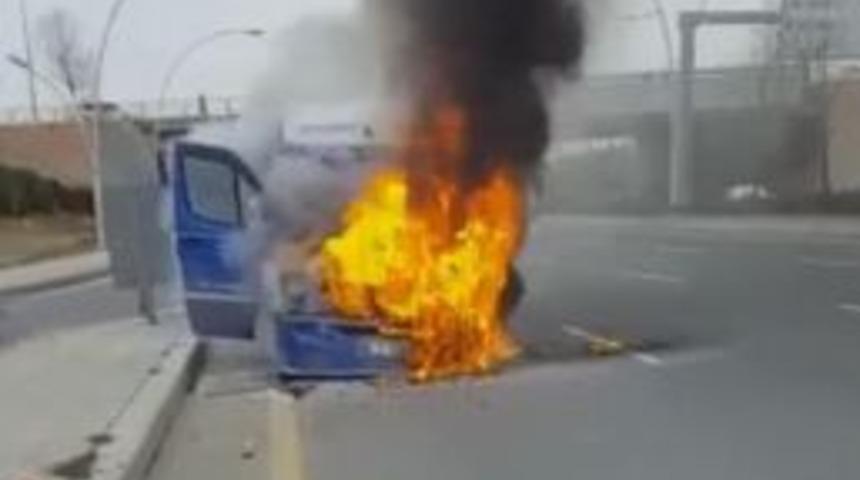 Ankara&rsquo;da Bir Dolmuş Cayır Cayır Yandı