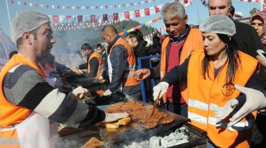 Osmaniye&rsquo;de Sucuk-ekmek Festivalinde 2 Ton Sucuk Dağıtıldı