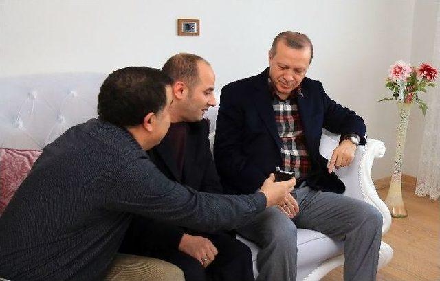 Cumhurbaşkanı Erdoğan, 15 Temmuz Gazisiyle Aynı Binada Oturan Çiftin Nişan Yüzüklerini Taktı