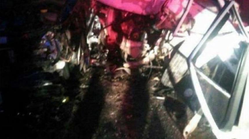 &Uuml;&ccedil; Otomobil &Ccedil;arpıştı: 1 &Ouml;l&uuml;, 8 Yaralı