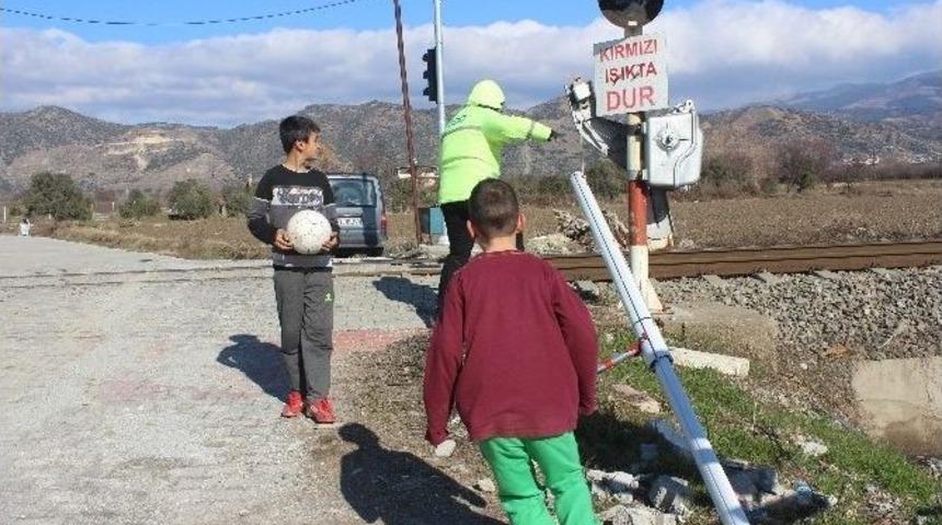 Bariyerler Fırtına Ve Kamyonlara Dayanamıyor