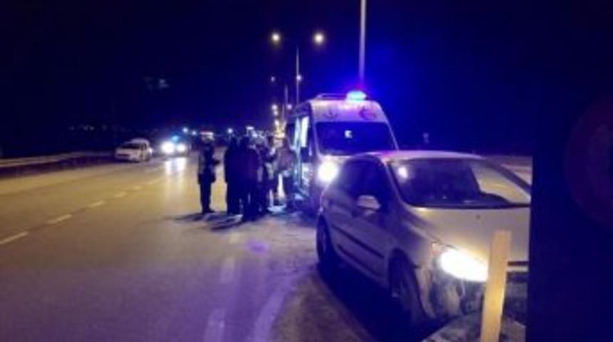 İki Otomobil &Ccedil;arpıştı : 3 Yaralı