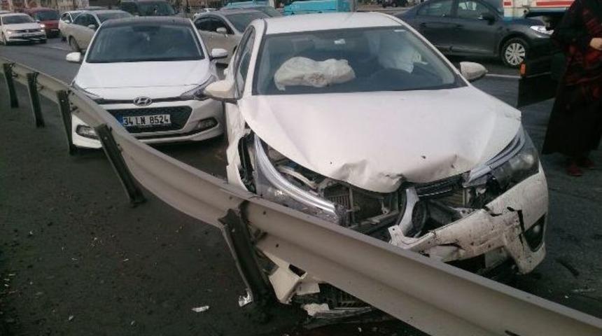 (&ouml;zel) E-5&rsquo;te Makas Atan S&uuml;r&uuml;c&uuml;n&uuml;n Yol A&ccedil;tığı Zincirleme Kaza Kamerada