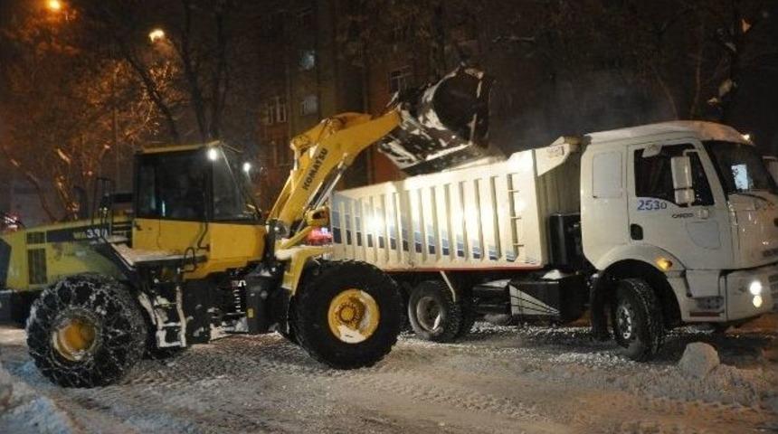 Tatvan Belediyesinden Kar Temizleme &Ccedil;alışması