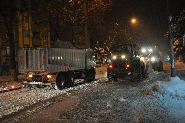 Tatvan Belediyesinden Kar Temizleme Çalışması