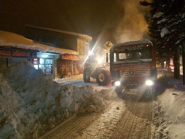 Tatvan Belediyesinden Kar Temizleme Çalışması