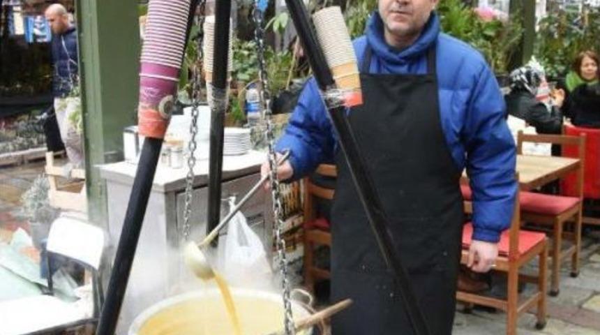 Kazanda Pişiriyor, Bardakla Satıyor