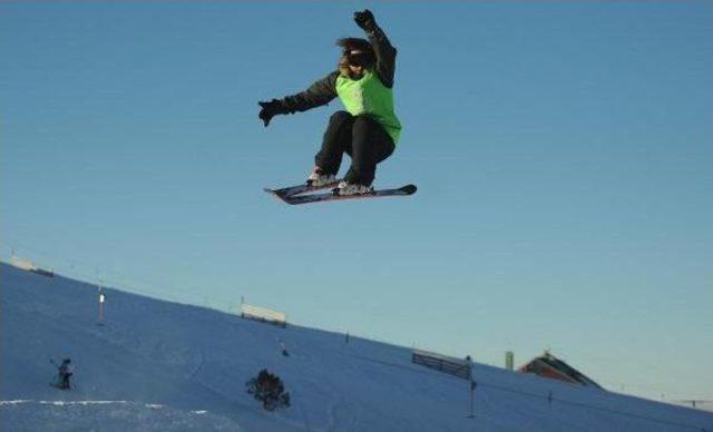 Uludağ'da Nefes Kesen Snowboard Gösterisi