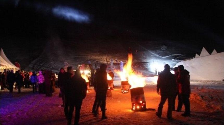 &Ccedil;ılgın Snowboardcular 70 Derece Eğimli Tepeden Gece Karanlıkta Kaydı