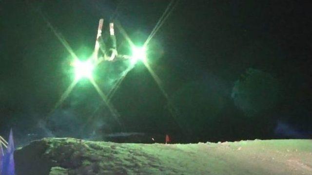 Çılgın Snowboardcular 70 Derece Eğimli Tepeden Gece Karanlıkta Kaydı