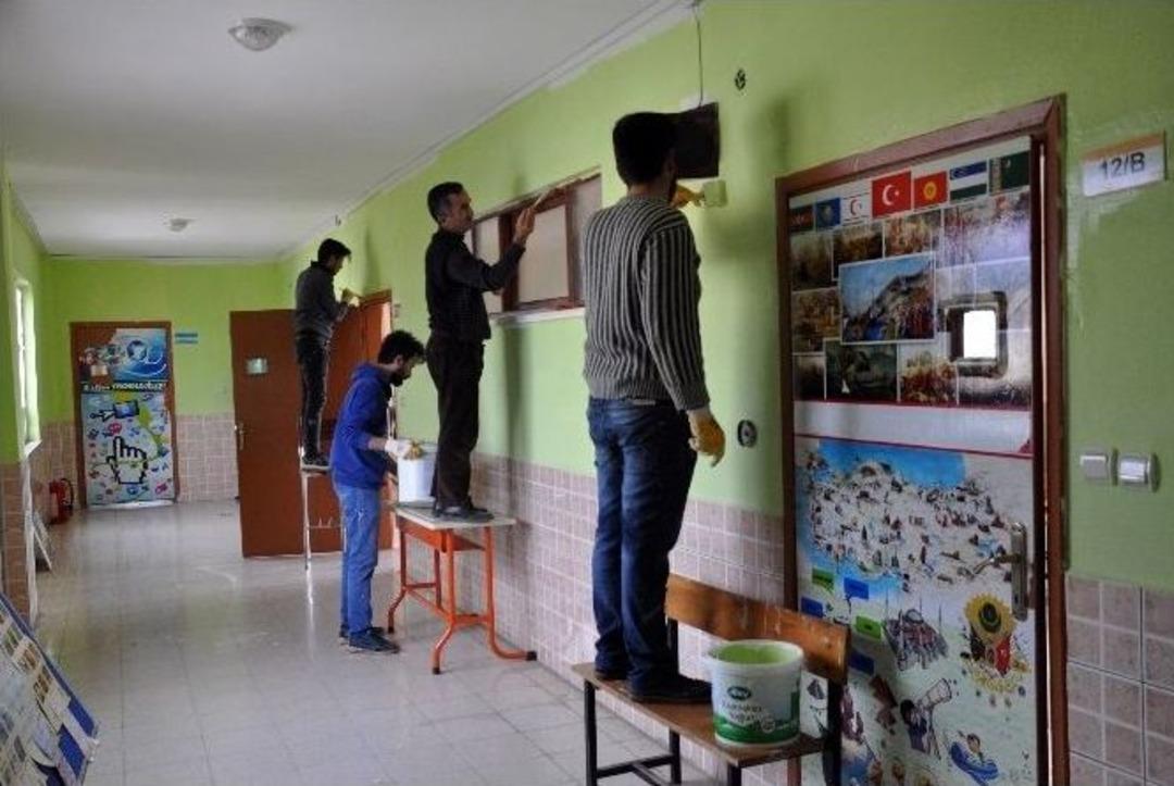 Fet&ouml;&rsquo;den Devredilen Okul, İmamlar Tarafından Boyandı