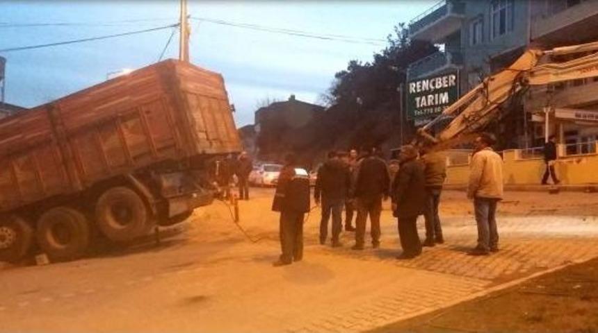 Freni Boşalan Kamyon Bah&ccedil;e Duvarını Yıkıp Eve &Ccedil;arptı