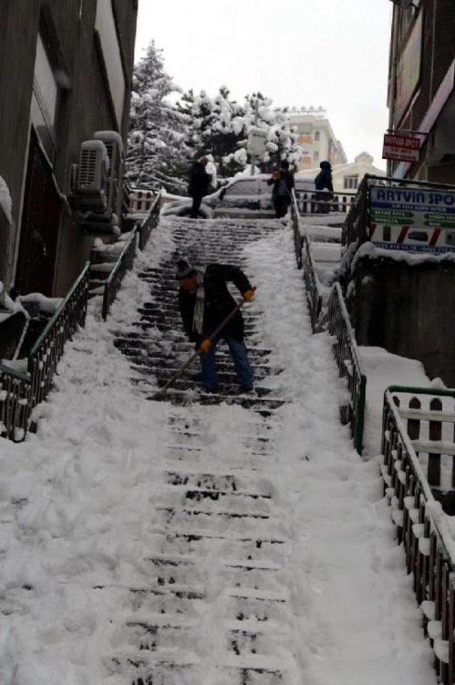 Artvin’De Yoğun Kar Yağışı Hayatı Olumsuz Etkiliyor